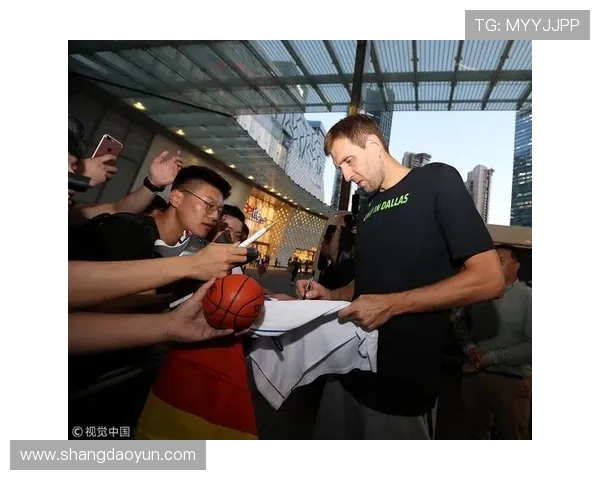 拜仁亮相巴西啤酒节卢西奥亲临现场与球迷热情互动签名留念