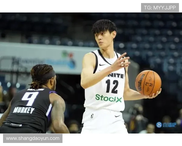 戴隆夏普盛赞曾凡博学习迅速传球精准防守积极展现全面实力